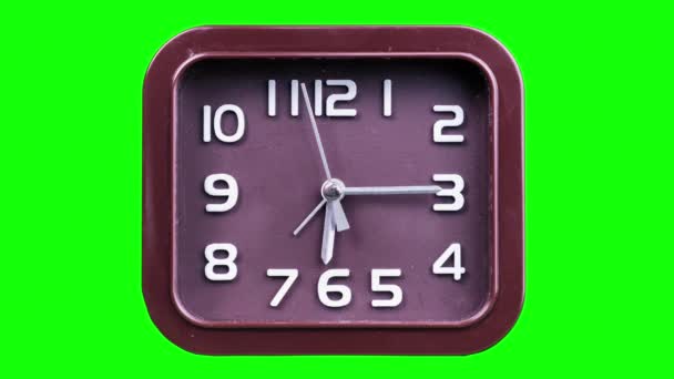 模拟时钟在绿色背景上旋转的指针的时间 机械的现代手表脸 手握着圆圆的老式表盘转动 阿尔法频道每天的时间管理 — 图库视频影像