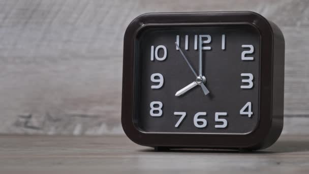 Reloj Puntero Una Mesa Madera Muestra Hora Reloj Mecánico Moderno — Vídeo de stock