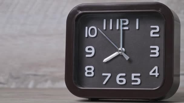 Horloge Pointeur Sur Table Bois Montre Heure Oclock Horloge Brune — Video