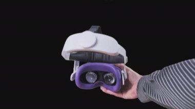Bakış açısına göre genç adam alfa kanallı VR kulaklık takıyor. POV sanal gerçeklik gözlüğü alıyor. Genç erkek eller sanal gerçeklik kaskını tutuyor. VR maskesi kullanılıyor. Şeffaf arkaplan