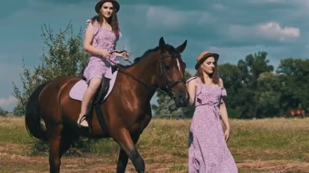 Deux Jumelles Robes Été Violettes Chapeaux Paille Une Monte Cheval — Video