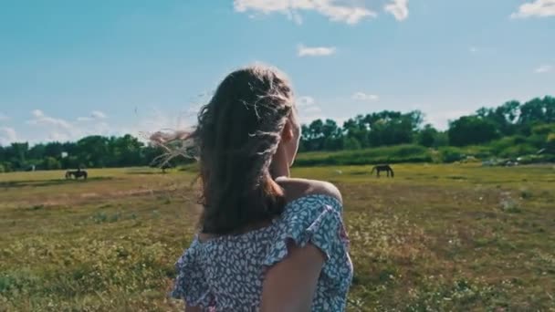 Volg Mij Een Foto Van Een Jonge Vrouw Die Haar — Stockvideo