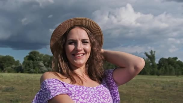 Lykkelig Ung Kvinde Sundress Spinning Smilende Kameraet Slowmotion Pov Par – Stock-video