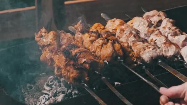 Ψήσιμο Shashlik Στην Ψησταριά Εξωτερικούς Χώρους Διαδικασία Μαγειρέματος Νόστιμου Σουβλάκι — Αρχείο Βίντεο