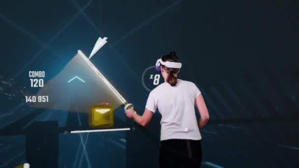 Жінка Гарнітурі Віртуальної Реальності Грає Гру Доповненій Реальності Ігровий Процес — стокове відео