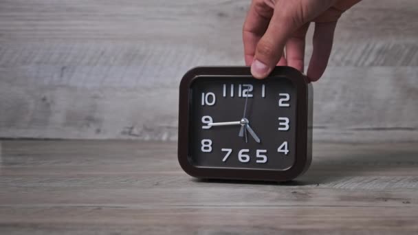 Relógio Marrom Ponteiro Forma Quadrada Mostra Tempo Mesa Madeira Mão — Vídeo de Stock