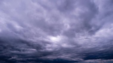 Gökyüzünde hareket eden dramatik fırtına bulutlarının zamanı. Dramatik atmosfer geçmişi, zaman atlaması. Hava değişikliği. Doğa. Kara fırtınalı kümülüs bulutları bulut uzayında şekillerini değiştirir. Sahne gökyüzü 4K