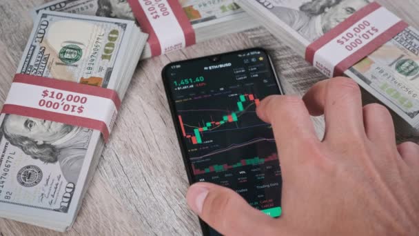 Investor Memeriksa Harga Cryptocurrency Pada Layar Smartphone Crypto Trading Phone — Stok Video