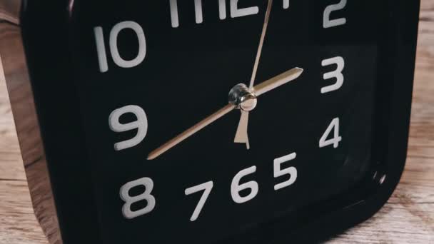 木制桌子上的时间间隔模拟时钟显示时间 机械式现代钟表 转动时间 分秒必争 手握着圆圆的老式表盘转动 日程安排 时间管理 日常工作 — 图库视频影像