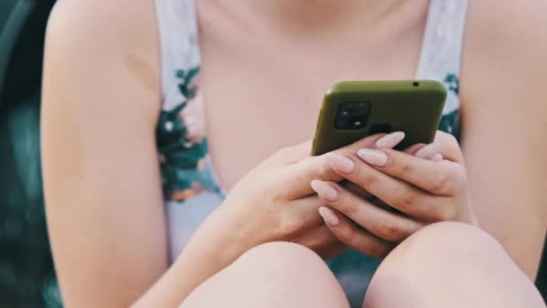 Mujer Joven Utiliza Teléfono Inteligente Playa Hermosa Chica Traje Baño — Vídeos de Stock