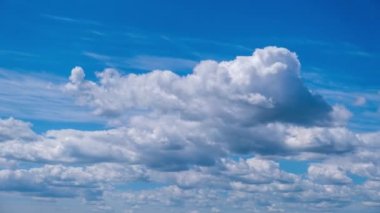 Kümülüs bulutlarının mavi gökyüzünde hareket etme zamanı. Işık katmanlı bulutlar bulut uzayında şekillerini değiştirirler. Harika bir gökyüzü. Bulutların arka planı, zaman atlaması. Uzayı kopyala Hava değişikliği. Doğa. 4K