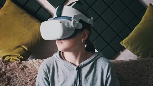 Jeune Femme Jouant Jeu Utilisant Casque Intérieur Fille Réalité Virtuelle — Video