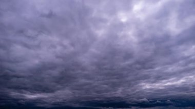 Gökyüzünde hareket eden dramatik fırtına bulutlarının zamanı. Dramatik atmosfer geçmişi, zaman atlaması. Hava değişikliği. Doğa. Kara fırtınalı kümülüs bulutları bulut uzayında şekillerini değiştirir. Sahne gökyüzü 4K