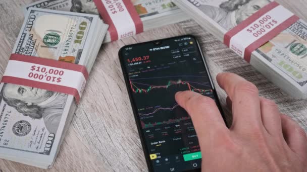 Investitore Controllo Criptovaluta Prezzo Sullo Schermo Dello Smartphone Crypto Trading — Video Stock