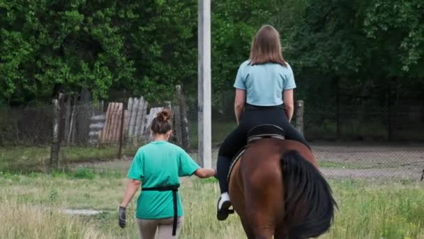 Back View Young Woman Riding Horse Path Green Nature Horseback – Stock-video