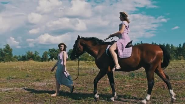 Jonge Tweelingzussen Lopen Paard Door Groen Veld Het Platteland Slow — Stockvideo