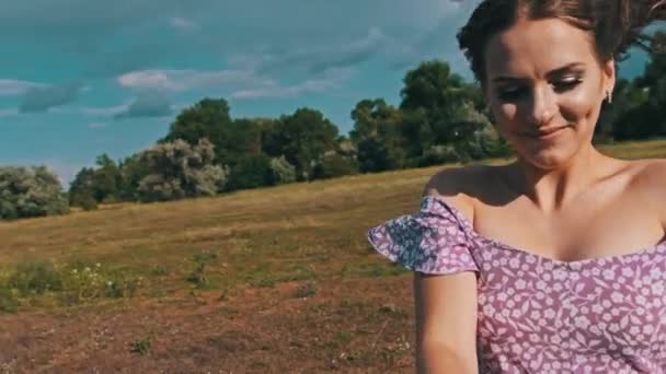 Glad Ung Kvinna Solklänning Snurrar Och Ler Mot Kameran Slow — Stockvideo
