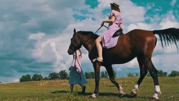 Jovens Irmãs Gêmeas Andando Cavalo Pelo Campo Verde Campo Câmera — Vídeo de Stock