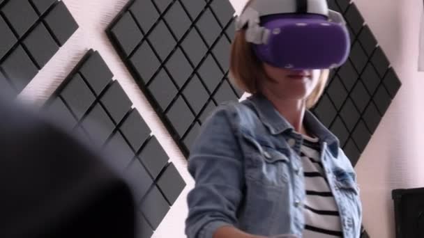 Young Woman Helmet Plays Game Home Emotional Female Using Virtual — ストック動画