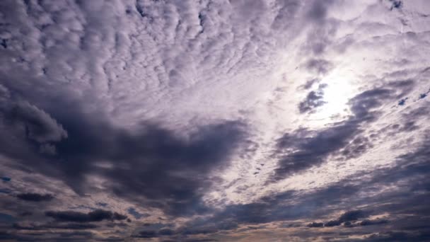 青い空に太陽の下で動いている積雲のタイムラプス 雲は雲の空間で形を変える 素晴らしい空だ 劇的な雰囲気の背景 時間の経過 天候の変化 — ストック動画