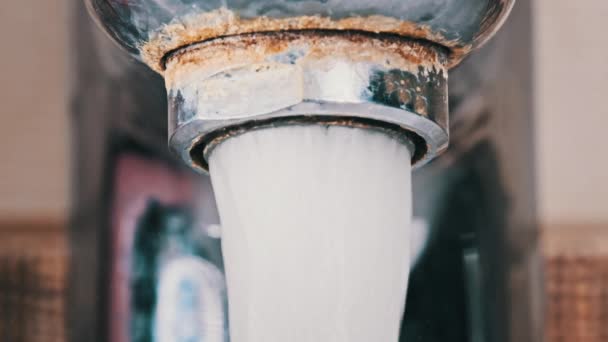 Água Flui Através Aerador Uma Torneira Contaminada Velha Com Cálcio — Vídeo de Stock