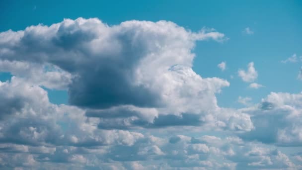Norii Mişcă Cerul Albastru Timelapse Nori Albi Pufoşi Pufoşi Pauză — Videoclip de stoc