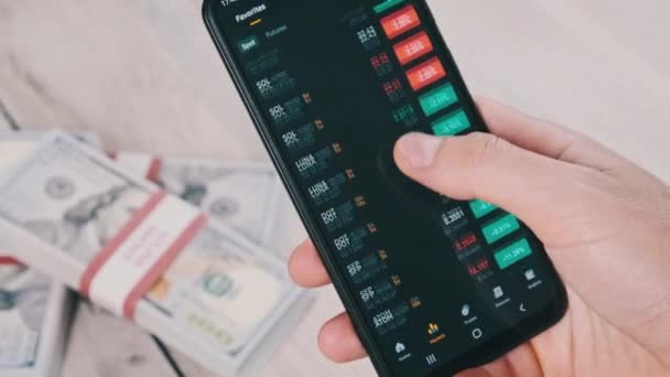 Трейдер Аналізує Ціни Криптовалюту Екрані Смартфона Над Таблицею Доларами Багато — стокове відео