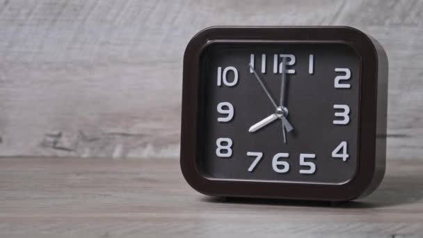 Tahta Masadaki Işaret Saati Oktanlı Saati Gösteriyor Kare Şeklinde Oklu — Stok video