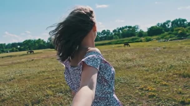 Jonge Aantrekkelijke Vrouw Trekt Haar Vriend Door Een Zomerweide Volg — Stockvideo