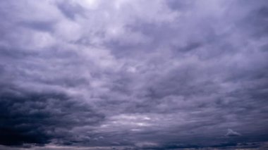 Gökyüzünde hareket eden dramatik fırtına bulutlarının zamanı. Dramatik atmosfer geçmişi, zaman atlaması. Hava değişikliği. Doğa. Kara fırtınalı kümülüs bulutları bulut uzayında şekillerini değiştirir. Sahne gökyüzü 4K