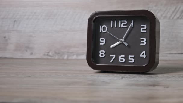 Pointer Clock Wooden Table Shows Time Mechanical Modern Watch Second — Stock Video