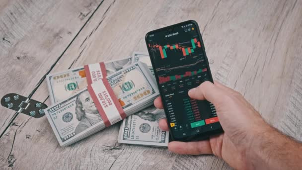 Trader Menganalisis Harga Cryptocurrency Ethereum Pada Layar Smartphone Atas Meja — Stok Video