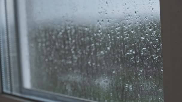 Regen Buiten Het Raam Regendruppels Het Raam Stromen Naar Beneden — Stockvideo