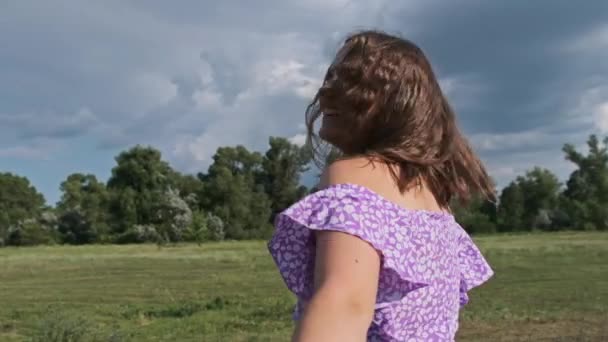매력적 여자가 목초지에서 친구를 천천히 날따라와 커플들 Pov 들판을 산책하며 — 비디오