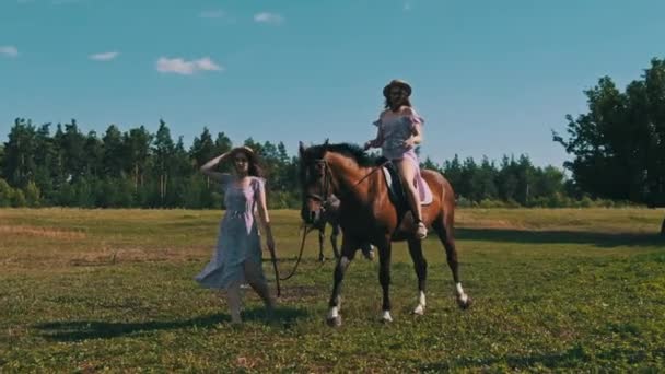 Jovens Irmãs Gêmeas Andando Cavalo Pelo Campo Verde Campo Câmera — Vídeo de Stock