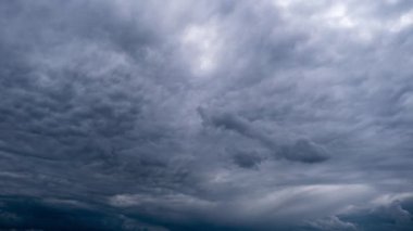 Gökyüzünde hareket eden dramatik fırtına bulutlarının zamanı. Kara kümülüs bulutları bulut uzayında şekillerini değiştirir. Gökyüzü manzaralı. Dramatik atmosfer geçmişi, zaman atlaması. Hava değişikliği. Doğa. 4K