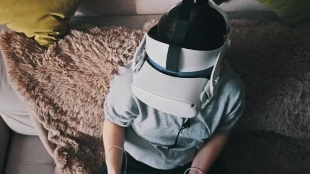 Tânără Care Joacă Casca Interior Fata Ochelari Realitate Virtuală Stând — Videoclip de stoc