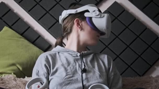 Ung Kvinne Som Leker Med Hjelm Innendørs Jenta Virtuelle Virkelighetsbriller – stockvideo