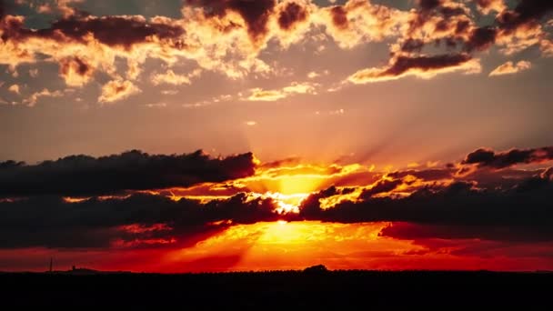 Timelapse Van Epische Zonsondergang Aan Oranje Hemel Door Gelaagde Wolken — Stockvideo