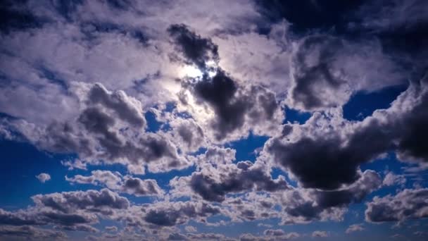 Timelapse Van Pluizige Wolken Die Onder Zon Aan Blauwe Hemel — Stockvideo