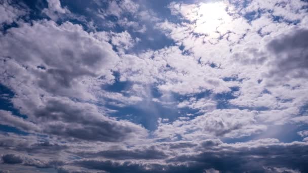 Timelapse Cumulus Moln Som Rör Sig Solen Den Blå Himlen — Stockvideo