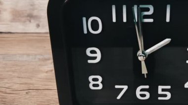 Tahta masadaki işaret saatinin zamanlaması zamanı gösteriyor. Mekanik modern saat ikinci, dakika ve saat başı çalışan. Analog saat. Program kavramı, zaman yönetimi, günlük rutin