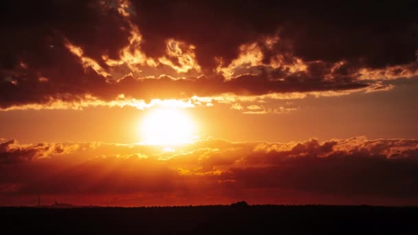 Timelapse Epickiego Zachodu Słońca Pomarańczowym Niebie Poprzez Warstwowe Chmury Wielkie — Wideo stockowe