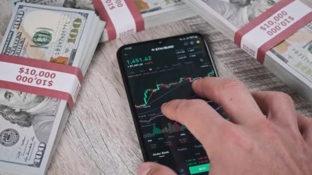 Crypto Trading Smartphone Uomo Affari Controllando Grafico Dei Prezzi Crypto — Video Stock