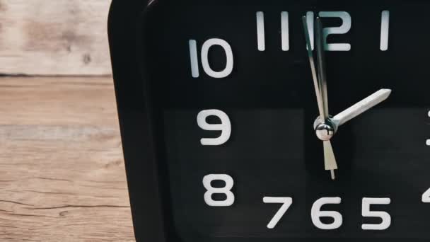 木制桌子上指针时钟的时间显示时间 机械式现代钟表 转动时间 分秒必争 模拟手表 时间表概念 时间管理 日常工作 — 图库视频影像