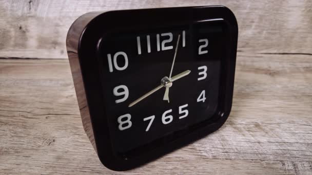 Orologio Analogico Timelapse Tavolo Legno Mostra Tempo Orologio Meccanico Moderno — Video Stock