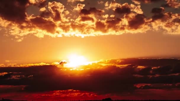 Turuncu Gökyüzünde Katmanlı Bulutlar Arasında Dramatik Günbatımının Zamanı Ufuk Boyunca — Stok video