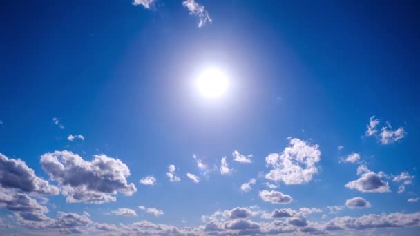 Timelapse Puszystych Chmur Poruszających Się Pod Słońcem Niebieskim Niebie Chmura — Wideo stockowe