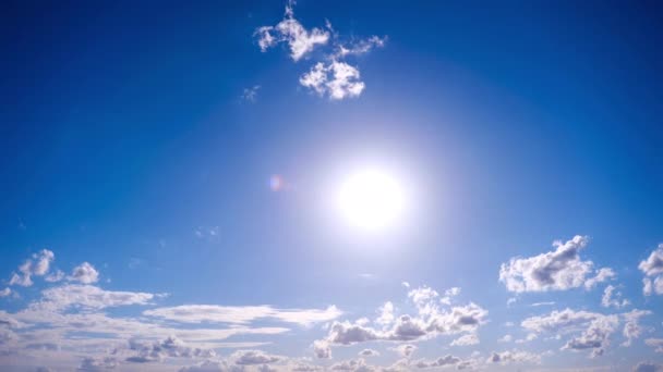 Mavi Gökyüzünde Parlak Güneşin Altında Hareket Eden Bulutlar Hızlandırılmış Zaman — Stok video