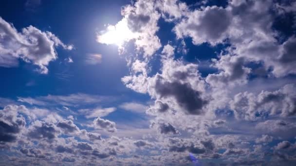 Timelapse Soffici Nuvole Che Muovono Sotto Sole Nel Cielo Blu — Video Stock